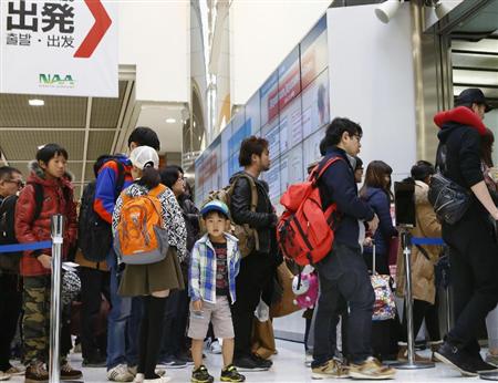 出国ラッシュがピークを迎えた成田空港の保安検査場に並ぶ人たち＝２９日午前