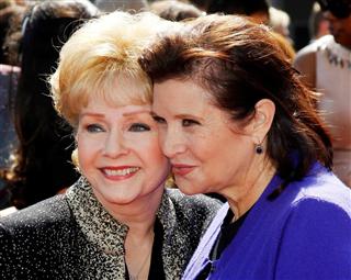 デビー・レイノルズさん(左)と娘のキャリー・フィッシャーさん=2011年9月、米ロサンゼルス(ロイター) デビー・レイノルズさん(左)と娘のキャリー・フィッシャーさん=2011年9月、米ロサンゼルス(ロイター)