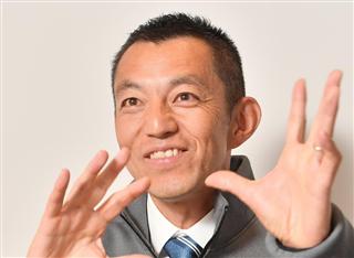 インタビューに応じる、日本郵政グループ女子陸上部の高橋昌彦監督＝１２月５日、東京都小金井市（宮崎瑞穂撮影）