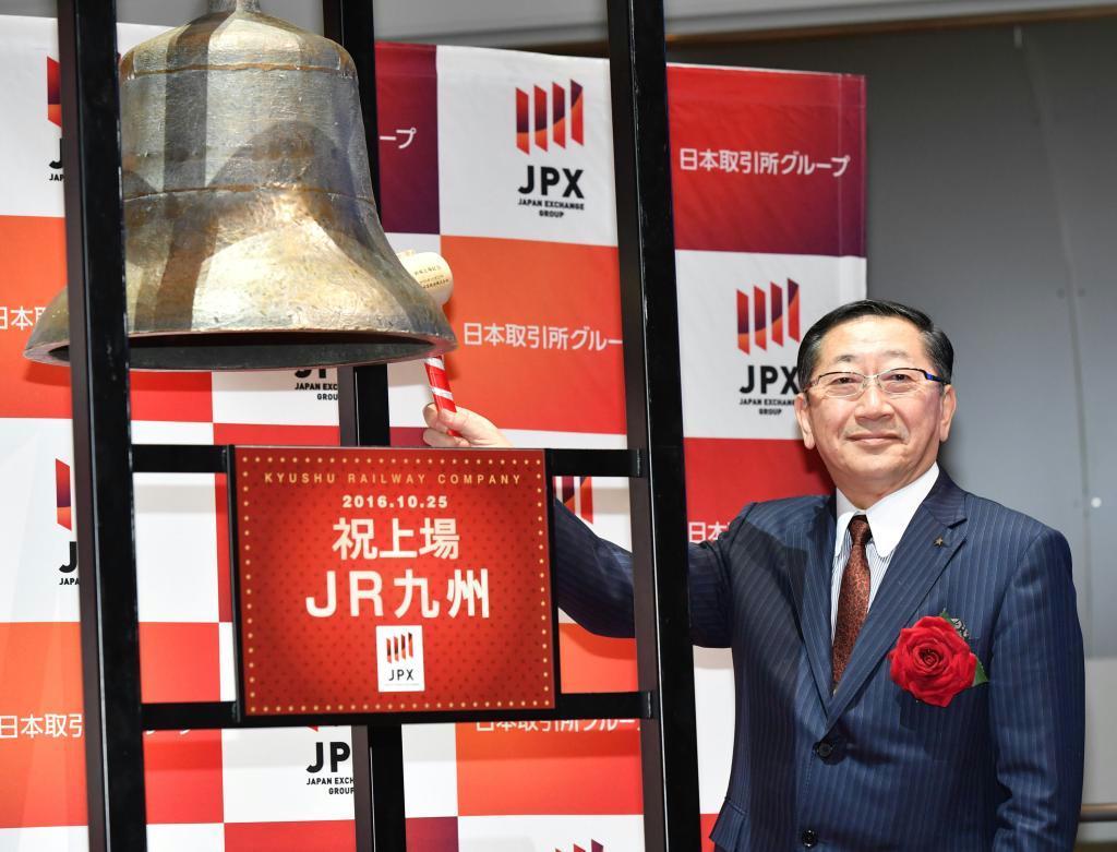 ＪＲ九州の上場セレモニーで打鐘する青柳俊彦社長＝１０月２５日、東京都中央区の東京証券取引所