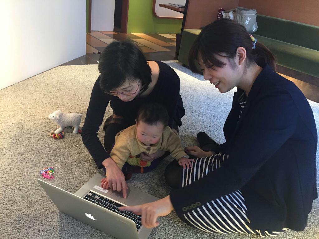 デジタルハリウッドが開講する、ＩＴ人材養成の「主婦ママクラス」の様子。託児スペースもある（デジタルハリウッド提供）