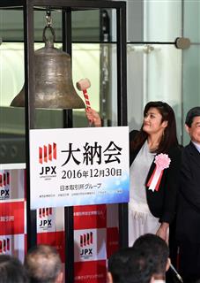 大納会で打鐘するレスリングの伊調馨選手 ＝３０日午後、東京都中央区の東京証券取引所（川口良介撮影）