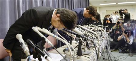 燃費不正問題の調査状況を国交省に報告後、記者会見で謝罪する（手前から）三菱自動車の相川哲郎社長、益子修会長ら（肩書は当時）＝５月、東京・霞が関の国交省