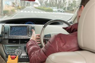 乗客を乗せて走る実証実験中の自動運転タクシー。運転席に座るドライバーは運転操作をしていない 乗客を乗せて走る実証実験中の自動運転タクシー。運転席に座るドライバーは運転操作をしていない