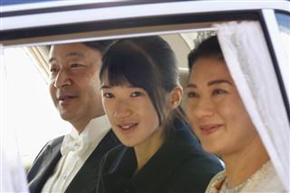 新年祝賀の儀のため東宮御所から皇居に向かわれる皇太子ご一家=1日午前 新年祝賀の儀のため東宮御所から皇居に向かわれる皇太子ご一家=1日午前