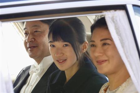 新年祝賀の儀のため東宮御所から皇居に向かわれる皇太子ご一家＝１日午前