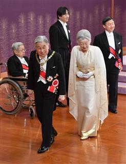 天皇、皇后両陛下=1日午前11時8分、皇居・宮殿「松の間」(代表撮影) 天皇、皇后両陛下=1日午前11時8分、皇居・宮殿「松の間」(代表撮影)