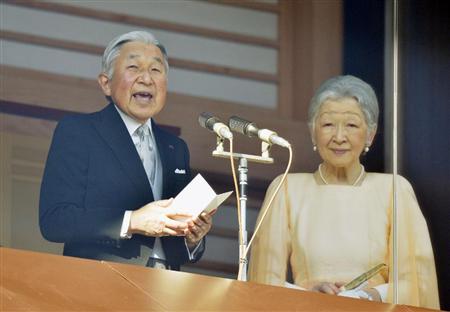新年一般参賀であいさつされる天皇陛下と皇后さま＝１月２日、宮殿・長和殿