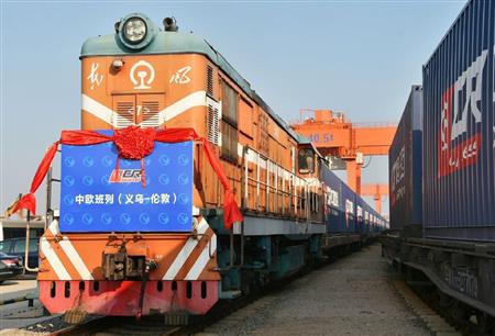 中国浙江省義烏の駅で、英ロンドンへの出発を待つ国際定期貨物列車＝２０１６年１２月３１日（新華社＝共同）