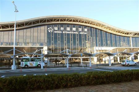 民営化に伴い「仙台国際空港」という会社名が貼られたターミナルビル＝昨年１１月１６日、宮城県名取市