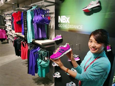 ニューバランスジャパンが大阪・梅田にオープンした直営店