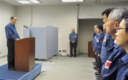 年頭の訓示をする東京電力ホールディングスの数土文夫会長（左端）＝４日午前、東京・内幸町の同社本社