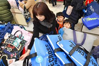 日本橋高島屋で、子供服の福袋を買い求める女性客＝２日午前、東京都中央区