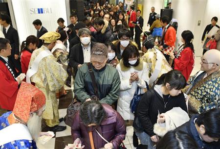 初売りに集まった買い物客でにぎわう西武池袋本店＝１日午前、東京都豊島区