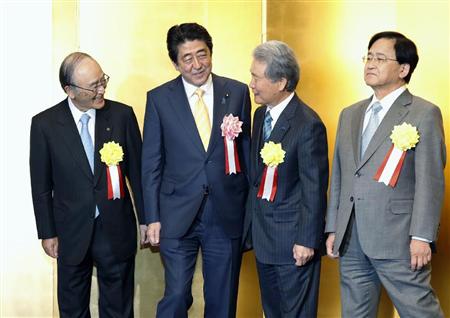 新年祝賀会に臨む（左から）日本商工会議所の三村明夫会頭、安倍首相、経団連の榊原定征会長、経済同友会の小林喜光代表幹事＝５日午後、東京都内のホテル