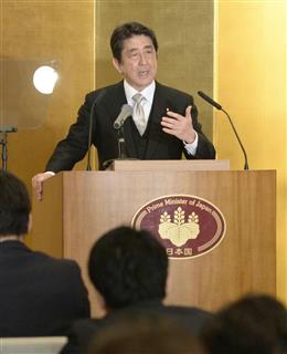 伊勢神宮の参拝を終え、年頭の記者会見をする安倍首相＝４日午後、三重県伊勢市