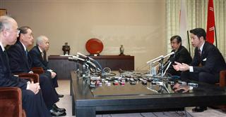 東京電力ホールディングスの数土文夫会長（左から２人目）に意見を伝える米山隆一知事（右）。左から２人目は広瀬直己社長＝５日、県庁