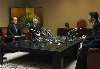 新潟県の米山隆一知事（右端）と会談する東京電力ホールディングスの数土文夫会長（左端）と広瀬直己社長＝５日午前、新潟県庁