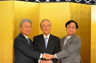 経済３団体合同の記者会見後に撮影に応じる経団連の榊原定征会長、日本商工会議所の三村明夫会頭、経済同友会の小林喜光代表幹事（左から）＝５日、東京都千代田区