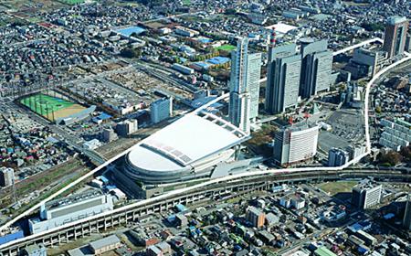 空から見たさいたま新都心。白線で囲まれた部分が、さいたま新都心地域冷暖房センターの熱供給エリア