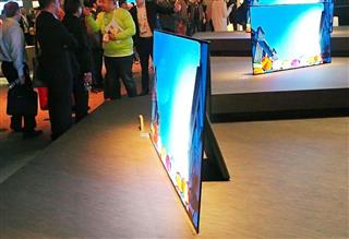 家電見本市「ＣＥＳ」でソニーが展示した、次世代パネル「有機ＥＬ」を採用した大型テレビ＝米ラスベガス（共同）