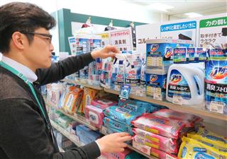 花王の「消臭ストロングシリーズ」など消臭機能の高い商品を並べるイトーヨーカドー木場店の介護用品売り場=2016年12月、東京都江東区 花王の「消臭ストロングシリーズ」など消臭機能の高い商品を並べるイトーヨーカドー木場店の介護用品売り場=2016年12月、東京都江東区