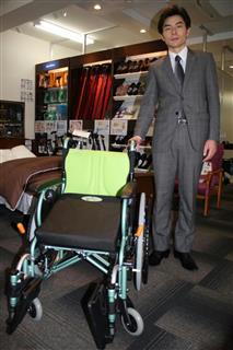 前後の転倒を予防する車椅子「転ばなイス」（中央）などアクティブシニア向けの商品が展示・販売されている＝さいたま市南区のリハテックショップ浦和店