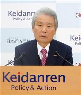 記者会見する経団連の榊原定征会長＝１０日午後、東京都千代田区