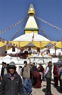 ネパール大地震で被害を受け、寄付で再建されたカトマンズ郊外のチベット仏教寺院「ボダナート」＝２０１６年１１月（共同）