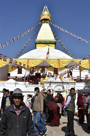 ネパール大地震で被害を受け、寄付で再建されたカトマンズ郊外のチベット仏教寺院「ボダナート」＝２０１６年１１月（共同）