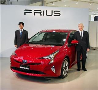 新型プリウスを紹介するトヨタ自動車の加藤光久副社長（右）と豊島浩二チーフエンジニア（会田聡撮影）