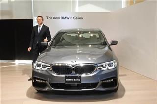 独ＢＭＷの日本法人ビー・エム・ダブリューが２月１１日に発売する新型「５シリーズ」を披露するペーター・クロンシュナーブル社長＝２０１７年１月１２日、東京都江東区青海の「ＢＭＷＧＲＯＵＰＴｏｋｙｏＢａｙ」