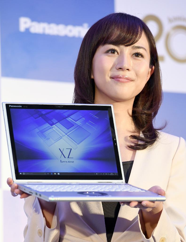 「パナソニック『新・レッツノート』発表会」で「ＸＺ６」を紹介する女優の比嘉愛未＝１２日、東京都中央区（寺河内美奈撮影）