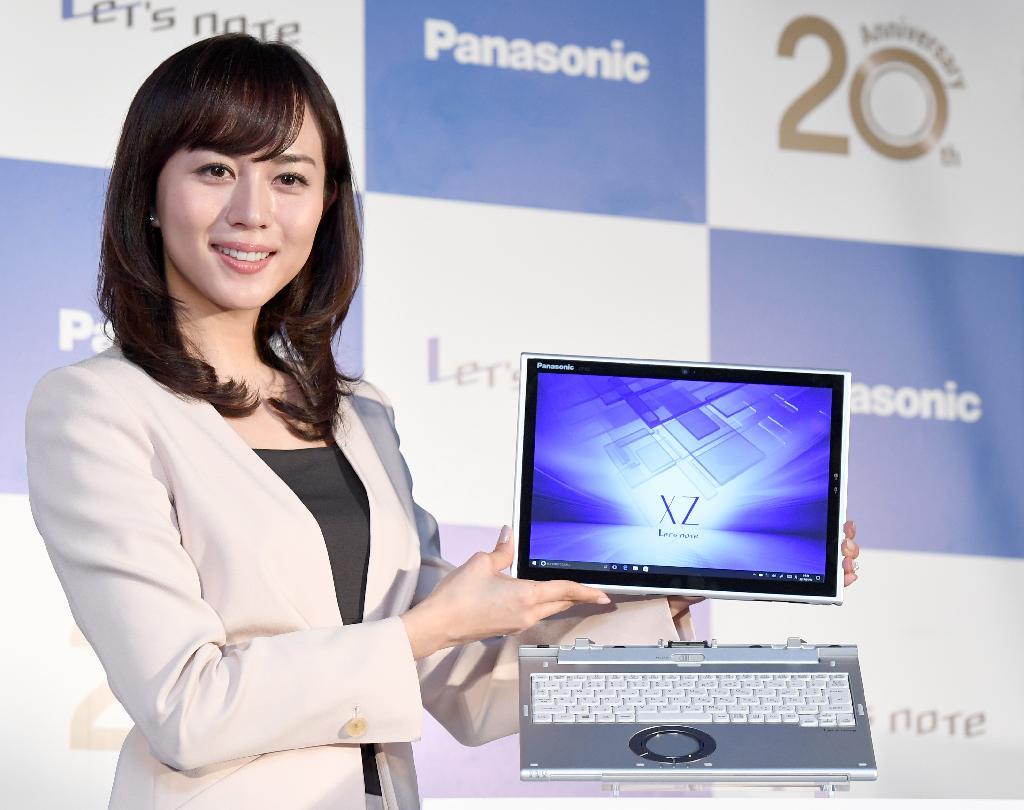 「パナソニック『新・レッツノート』発表会」で「ＸＺ６」を紹介する女優の比嘉愛未＝１２日、東京都中央区（寺河内美奈撮影）