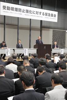 受動喫煙防止強化に対する緊急集会が開かれ、意見表明・決議する（左から３人目）全国飲食業生活衛生同業組合連合会の森川進会長＝１２日午後、東京都港区（菊本和人撮影）