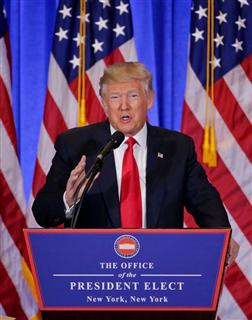 １１日、米ニューヨークで記者会見するトランプ氏（ＡＰ）