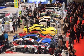 多くの来場者らでにぎわう東京オートサロンの会場＝１３日午前、千葉市美浜区の幕張メッセ（宮崎瑞穂撮影）