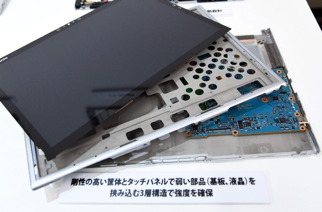 「パナソニック『新・レッツノート』発表会」で発表されたタブレットモバイルパソコン「ＸＺ６」。剛性の高い筐体とタッチパネルで、弱い部品を挟みこむ３層構造で強度を確保している＝１２日、東京都中央区（寺河内美奈撮影）