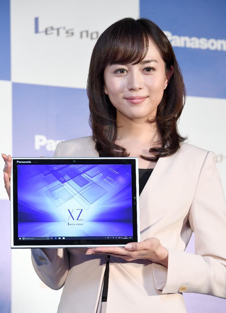 「パナソニック『新・レッツノート』発表会」で「ＸＺ６」を紹介する女優の比嘉愛未＝１２日、東京都中央区（寺河内美奈撮影）