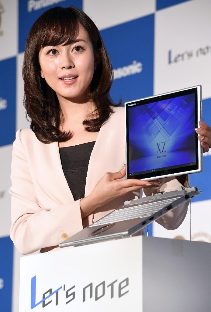 「パナソニック『新・レッツノート』発表会」で「ＸＺ６」を発表する女優の比嘉愛未＝１２日、東京都中央区（寺河内美奈撮影）