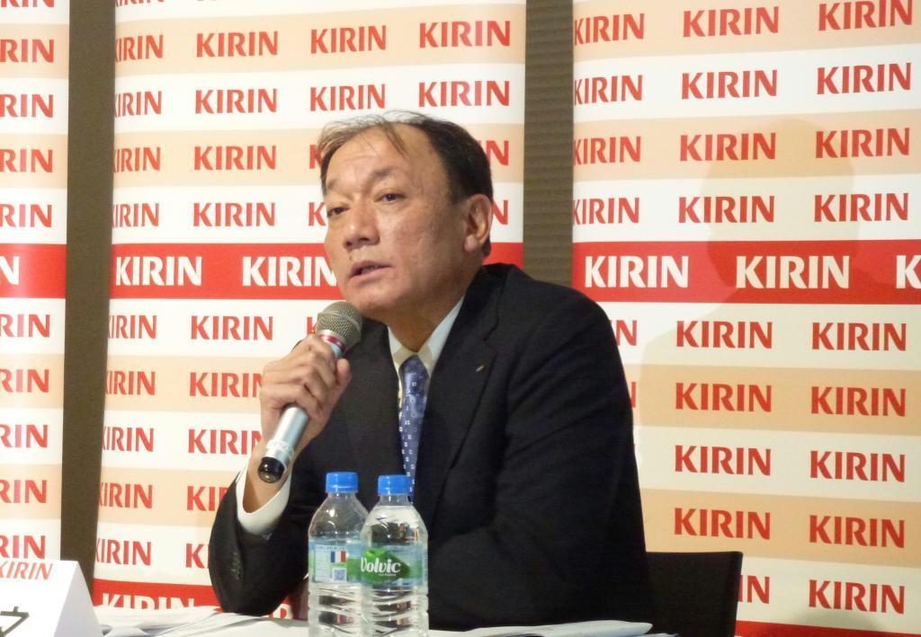 ２０１７年の事業方針を説明するキリンビールの布施孝之社長＝１２日、東京都千代田区