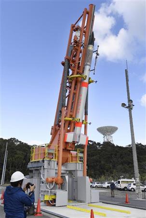 公開された小型ロケット「ＳＳ５２０」４号機＝９日午前、鹿児島県肝付町の内之浦宇宙空間観測所