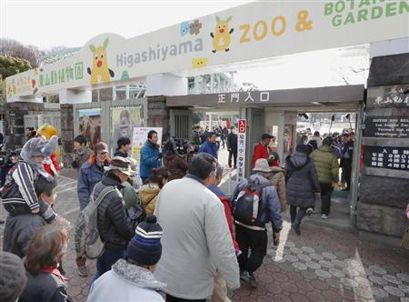 動物園エリアの営業を再開した東山動植物園に入場する人たち＝名古屋市