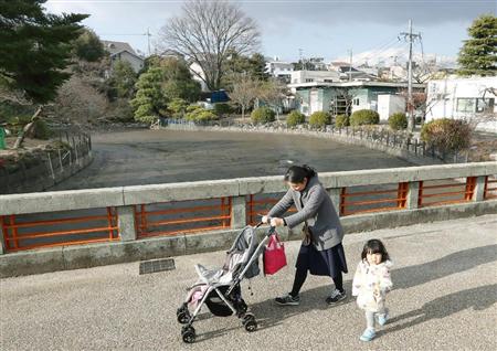鳥を飼育していた池の水を抜くなどして動物園エリアの営業を再開した東山動植物園＝名古屋市