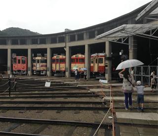 津山まなびの鉄道館の扇形車庫で展示されているディーゼルカー