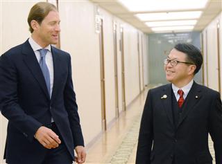 会談に向かう世耕経産相（右）とロシアのマントゥロフ産業貿易相＝１２日、モスクワ（共同）