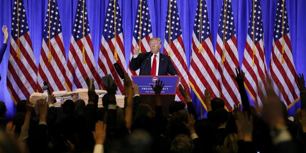 １１日、米ニューヨークのトランプタワーで記者会見し質問者を指名するトランプ次期大統領（ロイター）