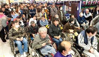 県や市の社会福祉協議会を通じて１６施設から参加者が集い、それぞれパチンコを楽しんだ