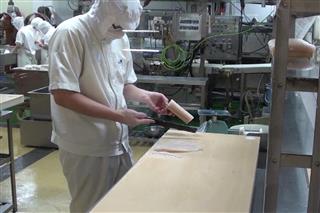 国家資格を持つ職人のかまぼこ作りの技を間近で見学