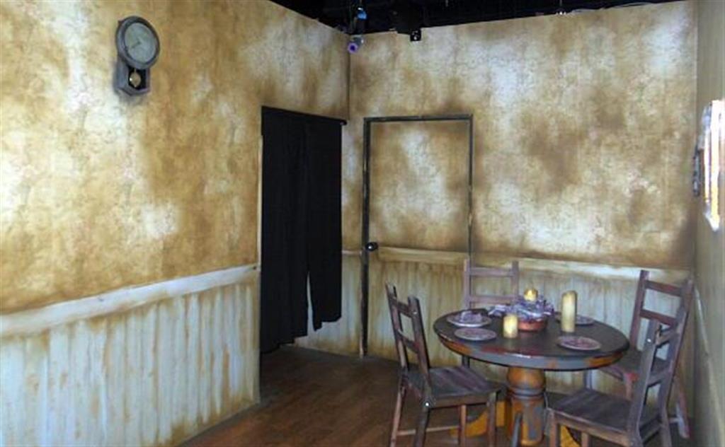 部屋を見渡して脱出のためのヒントを集める必要も